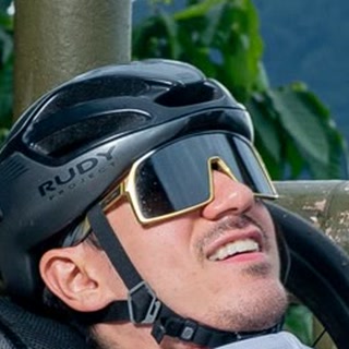 Hadson Caldas na handbike, com o Pão de Açúcar ao fundo